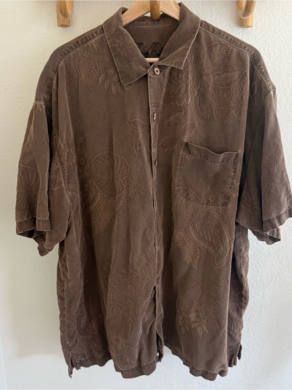 Tommy Bahama retro tropical 100% silk button down short sleeve brown shirt